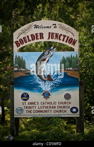 Willkommensschild nach Boulder Junction im Northwoods Wisconsin. Stockfoto