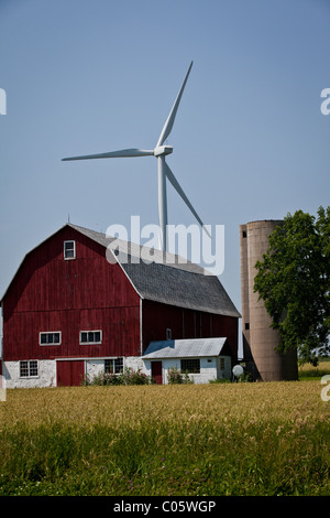 Windkraftanlage, überragt von einer Farm in Fond du Lac County, Wisconsin. Stockfoto