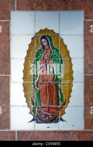 Grabbeigaben Keramik Fliese Kunst der Jungfrau Maria in Isla Mujeres (Spanisch für Frauen-Insel) Pantion (Friedhof) Mexiko Stockfoto