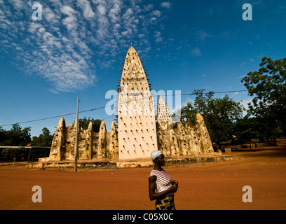 Burkinischer Frau zu Fuß durch die große Moschee in Bobo Diulasso, Burkina Faso. Stockfoto