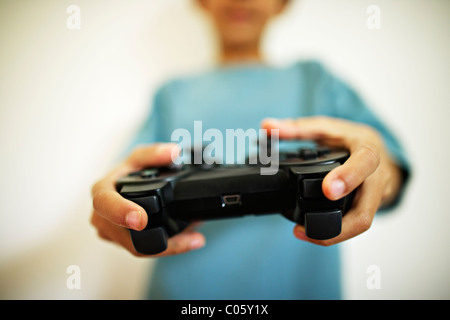 Junge spielt Computerspiele Stockfoto