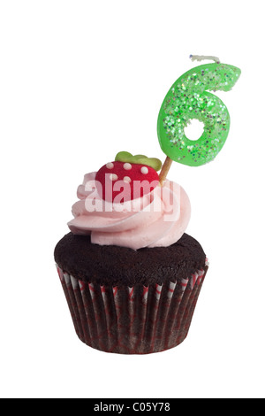 Mini Cupcake mit Geburtstag Kerze für sechs Jahre alte isoliert auf weißem Hintergrund Stockfoto