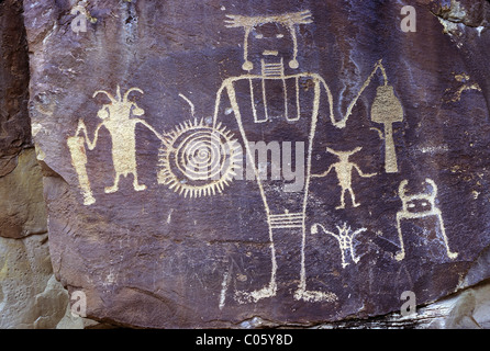 Fremont-Kultur-Petroglyphen auf Sandstein mit Wüstenlack, McKee Federn Panel, Dinosaur National Monument, Utah, USA. Stockfoto