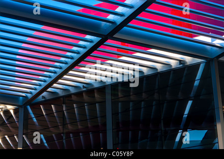 Die großen Portico oder solar Baldachin, Schattierungen über 3 Hektar rund um das Winspear Opera House in Dallas Arts District. Stockfoto