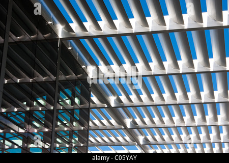 Die großen Portico oder solar Baldachin, Schattierungen über 3 Hektar rund um das Winspear Opera House in Dallas Arts District. Stockfoto