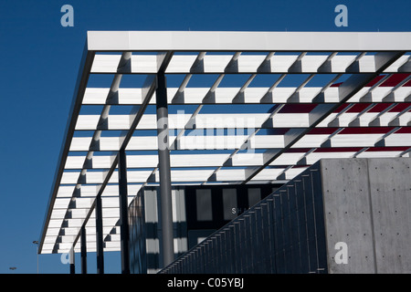 Die großen Portico oder solar Baldachin, Schattierungen über 3 Hektar rund um das Winspear Opera House in Dallas Arts District. Stockfoto