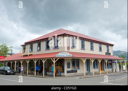 Wetter an Bord hölzerne Gemischtwarenladen in Akaroa, Banken Halbinsel New Zealand Stockfoto