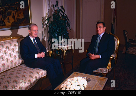 Ägyptens Präsident Hosni Mubarak in Gesprächen mit syrischen Präsidenten Hafez Al-Assad in Kairo. Stockfoto