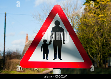 Verkehrszeichen Achtung Fußgänger vorhanden Stockfoto