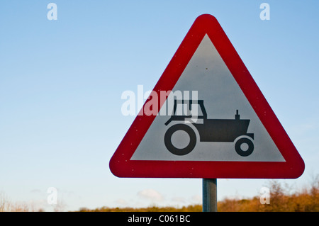 Verkehrszeichen Achtung von Traktoren Stockfoto