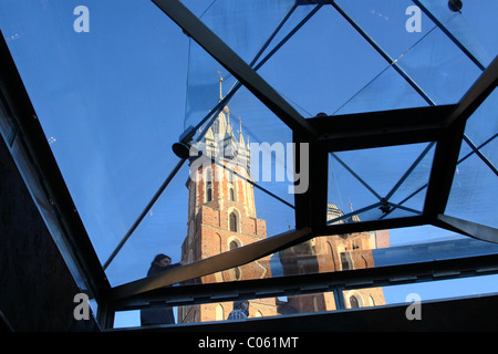 Kirche von St. Mary in Krakau von unterirdischen Museum gesehen. Stockfoto