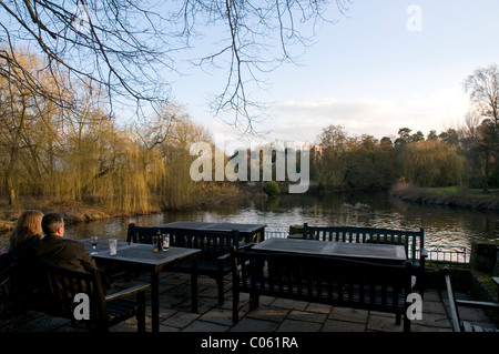 Paar zu teilen einen romantische späten Drink am Nachmittag in der sächsischen Mühle in Warwickshire. Stockfoto