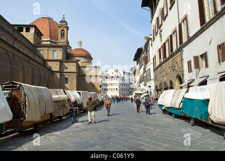 Streik der Souvenirs Verkäufer am Mercato di San Lorenzo, Firenze (Florenz), UNESCO-Weltkulturerbe, Toskana, Italien Stockfoto
