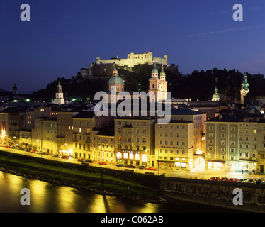 Österreich, Salzburg-Blick in Richtung Schloss in der Abenddämmerung Stockfoto