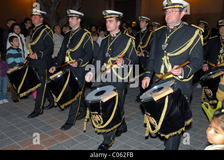 Catral Spanien. Schlagzeuger in der Band die Semana Santa Prozession Teil Stockfoto