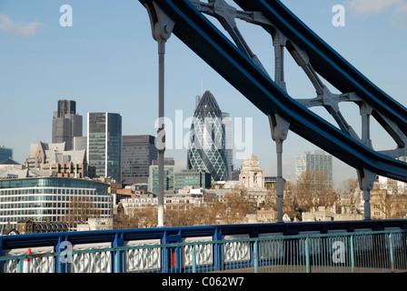 Die City of London von der Tower Bridge, London, England Stockfoto