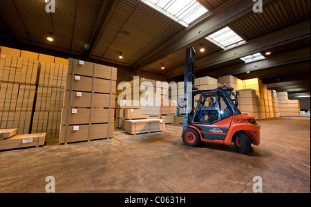 Gabel-Lifter im Verteilzentrum, Pfleiderer AG Werk am Stammsitz in Neumarkt, Oberpfalz, Bayern Stockfoto