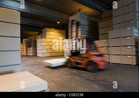 Gabel-Lifter im Verteilzentrum, Pfleiderer AG Werk am Stammsitz in Neumarkt, Oberpfalz, Bayern Stockfoto