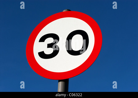 UK 30 km/h Höchstgeschwindigkeit Zeichen vor einem tiefblauen Himmel. Stockfoto