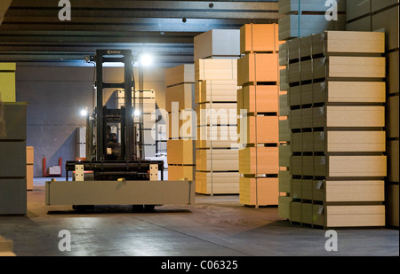 Gabel-Lifter im Verteilzentrum, Pfleiderer AG Werk am Stammsitz in Neumarkt, Oberpfalz, Bayern Stockfoto