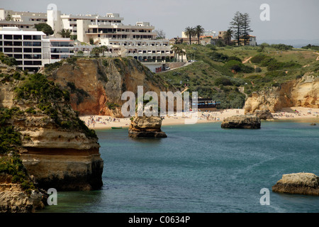 Hoteleinrichtungen im Strand Praia Dona Ana in Lagos, Algarve, Portugal, Europa Stockfoto