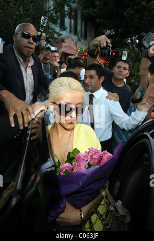 Christina Aguilera und ihr Ehemann Jordan Bratman verlassen die Ivy Restaurant nach einem romantischen Dinner Hollywood, Kalifornien - Stockfoto