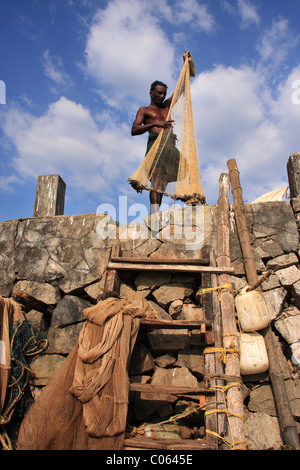 Fischer mit Fischernetz in einen Rückstau in Kerala, Indien, Asien Stockfoto