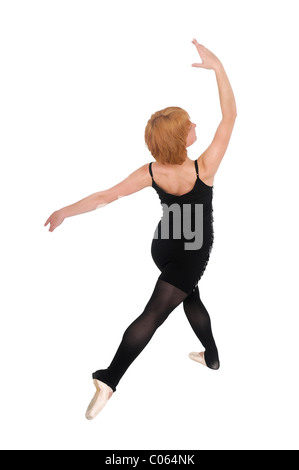 Weibliche Ballett Tänzerin balanciert auf ihren Zehen auf weißem Hintergrund Stockfoto