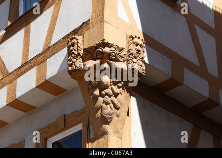 Schnitzereien auf ein Fachwerkhaus, Ochsenfurt, Mainfranken, Unterfranken, Franken, Bayern, Deutschland, Europa Stockfoto