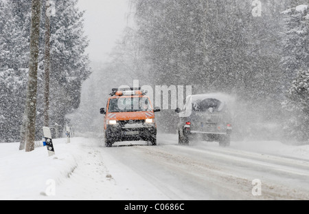 Autos fahren auf der Autobahn durch heftige Schneefälle in Markt Schwaben, Bayern, Deutschland, Europa Stockfoto