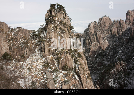 Klare Sicht der Huangshan-Berg im Winter zeigen die Berge und die Bäume sind mit Schnee bedeckt sinkt. Stockfoto