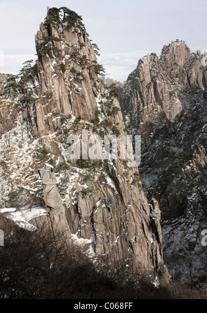 Klare Sicht der Huangshan-Berg im Winter zeigen die Berge und die Bäume sind mit Schnee bedeckt sinkt. Stockfoto