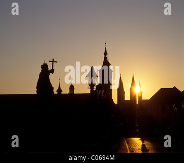 Senken Sie Sonnenaufgang, alte Mainbrücke, Grafeneckart, Dom, Würzburg, Mainfranken, Franken, Franken, Bayern, Deutschland, Europa Stockfoto