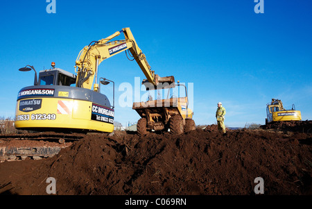 Mechanischen Bagger Baggern Erde auf einer Baustelle. Stockfoto