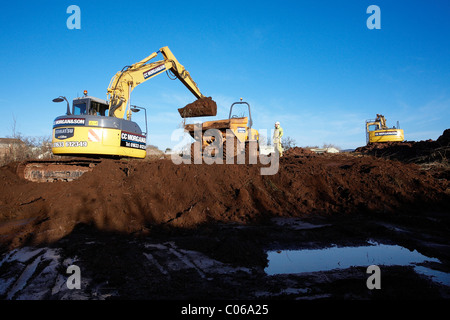 Mechanischen Bagger Baggern Erde auf einer Baustelle. Stockfoto