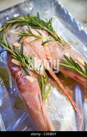 RAW, Spanferkel, Lamm Gelenke sind mariniert und mit Kräutern bedeckt Stockfoto