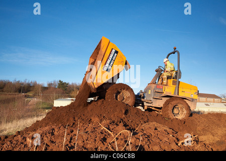 Dump Truck seine Schaufel voll Erde Entleerung Stockfoto