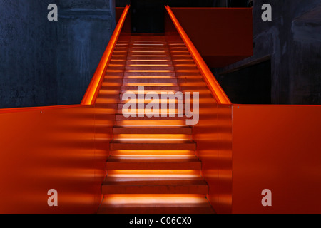 Beleuchtete Treppe in der ehemaligen Kohlenwäsche neue Ruhr Museum, UNESCO World Heritage Site Zeche Zollverein, Essen Stockfoto