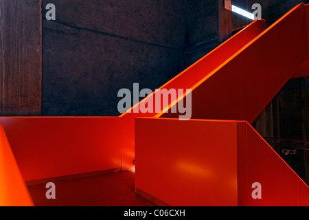 Beleuchtete Treppe in der ehemaligen Kohlenwäsche neue Ruhr Museum, UNESCO World Heritage Site Zeche Zollverein, Essen Stockfoto