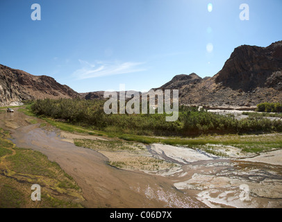 Kaokoland Wildreservat in Namibia, Sandweg in Richtung der Skeleton Coast Desrt mit blauem Himmel Stockfoto