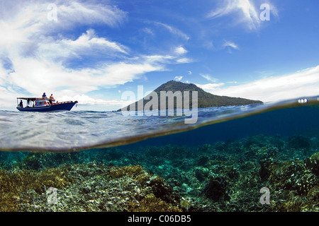 Manado Tua Vulkan, Indonesien, von Hälfte gesehen und und die Hälfte aus dem Meer. Stockfoto