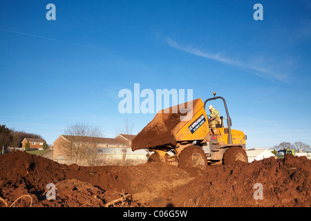 Dump Truck seine Schaufel voll Erde Entleerung Stockfoto