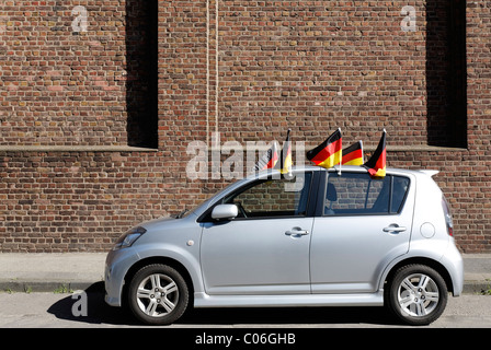 Kleines Auto dekoriert mit fünf Deutschland-Flaggen, World Cup, Krefeld-Uerdingen, North Rhine-Westphalia, Deutschland, Europa Stockfoto