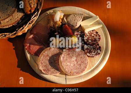 Deftige Jause mit Brot und verschiedene Arten von Schinken, serviert auf einem Holzbrett, Bayern, Deutschland, Europa Stockfoto