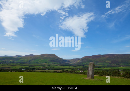 Standing Stone in der Nähe von Anascaul, Halbinsel Dingle, County Kerry, Irland Stockfoto