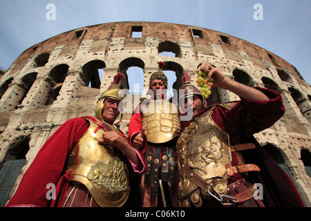 Schauspieler verkleidet als Gladiatoren vor dem Kolosseum, Rom, Italien, Europa Stockfoto