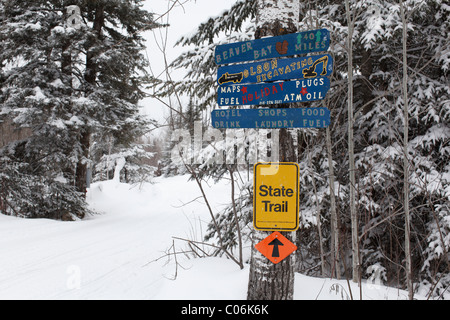 Werbung und Richtung Zeichen auf dem Superior-Wanderweg im Norden von Minnesota im Winter. Stockfoto