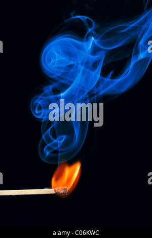 Beleuchteten Match, Flamme und blauer Rauch Stockfoto