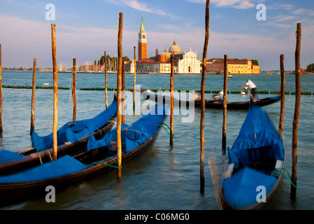 Gondeln auf dem Canal mit San Giorgio Maggiore über Venedig Veneto Italien Stockfoto