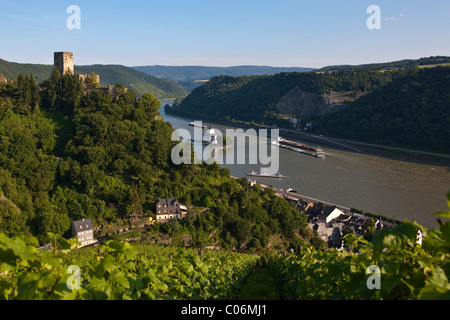 Burg Gutenfels Castle mit Weinberge oberhalb von Burg Pfalzgrafenstein Castle in Kaub bin Rhein, Rheinland-Pfalz, Deutschland, Europa Stockfoto